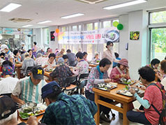 경로식당 내부에서 식사를 하고 있는 노인들 모습