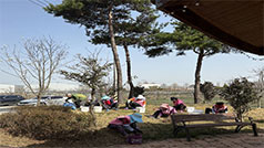 공영주차장에서 쓰레기를 주우며 환경 정화활동을 하고 있는 노인들 모습