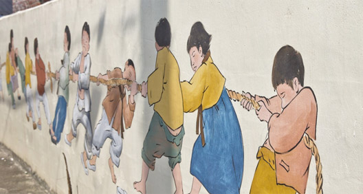줄다리기를 하고있는 아이들이 그려져있는 벽화