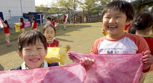 염색체험한 스카프를 들고 즐거워하는 아이들의 모습