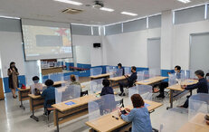 디지털역량강화 교육장에서 교육중인 강사와 교육을 듣고있는 교육생들 모습