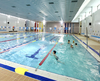 국민체육센터 수영장 전경과 수영하는 사람들
