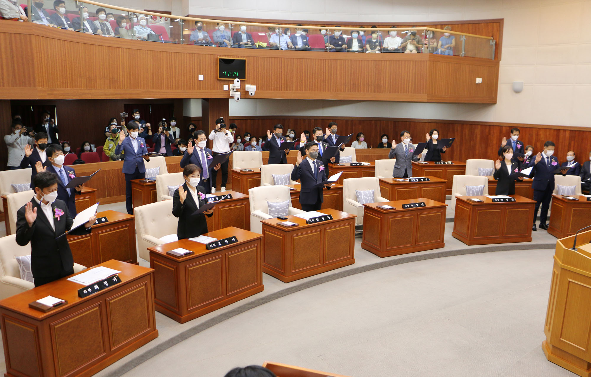 개원식에 참석한 의원들이 자리에서 일어나 선서를 하고 있는 모습