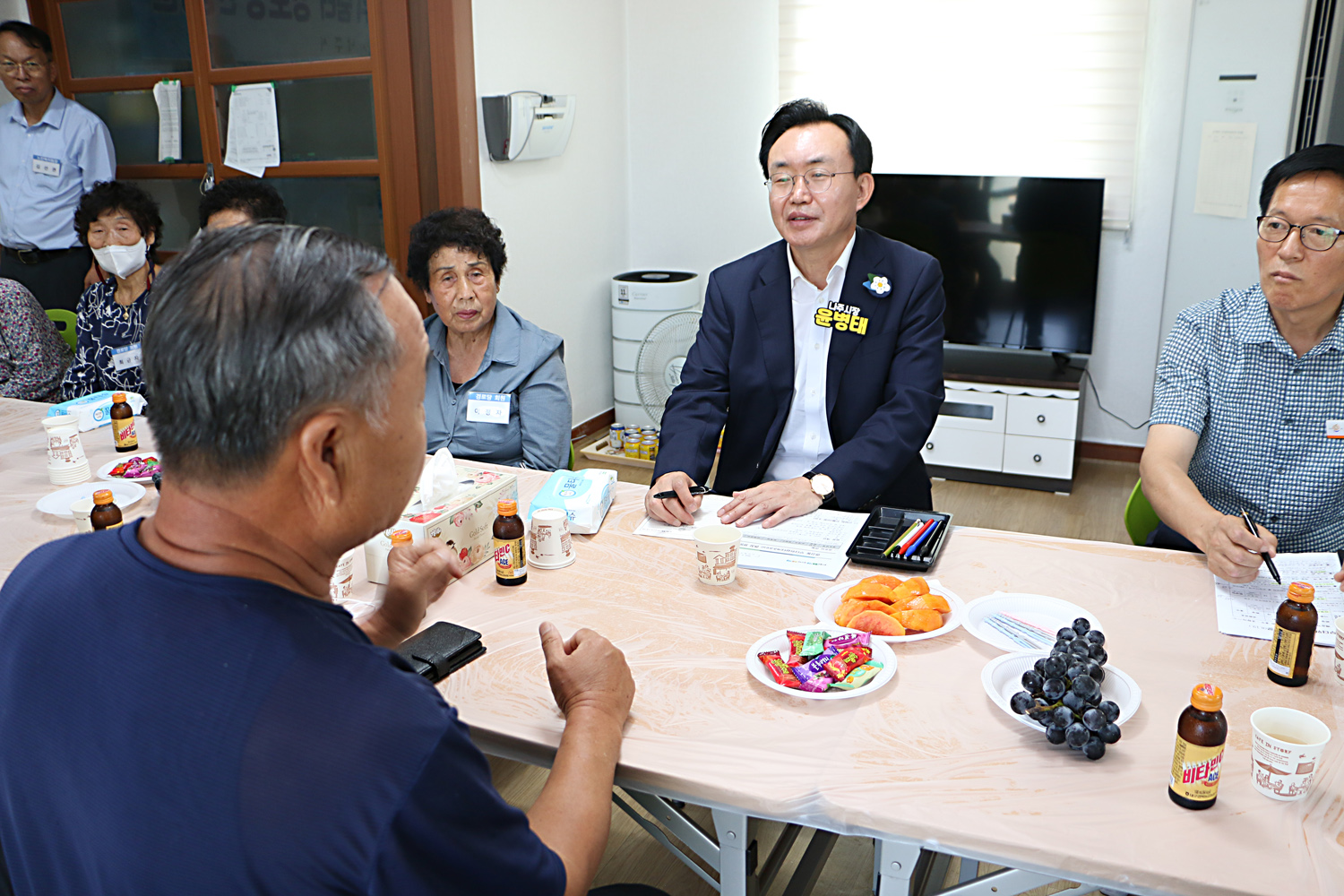 무더위 쉼터 현장 점검 나주시장과 마주앉은 남성 어르신이 건의사항을 말하고 있고 나주시장이 듣고 있는 모습