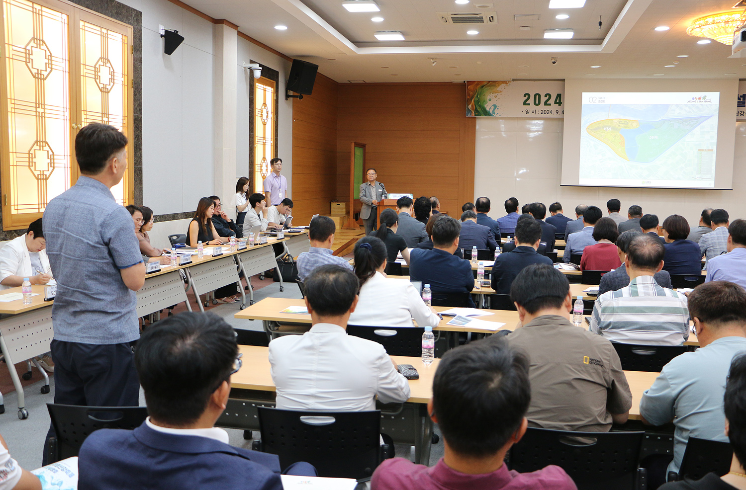 2024 나주영산강축제 시민설명회 시청 간부공무원의 설명이 끝나고 뒷쪽의 지역기자 분이 자리에 서서 질문을 하고 있는 모습