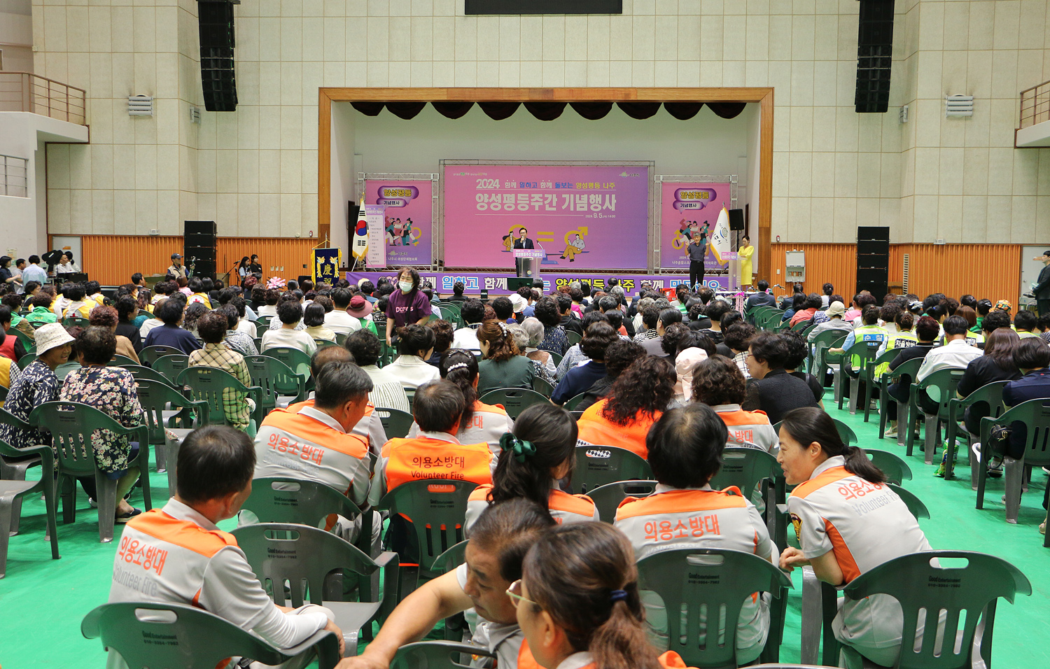 2024년 양성평등주간 기념식 나주시장의 축사모습과 참석 여성단체 회원들이 자리에 앉아 있는 뒷모습 전면