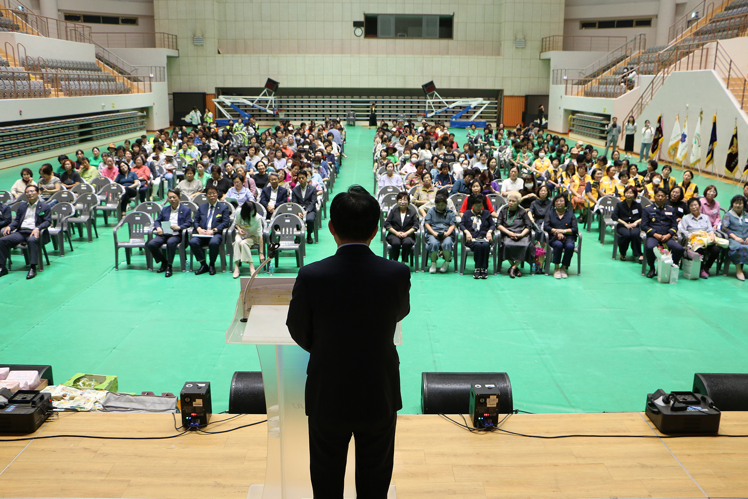 2024년 양성평등주간 기념식 축사를 하고 있는 나주시장의 뒷편에서 촬영한 나주시장의 뒷모습과 참석 여성회원들의 앉아 있는 모습 전체