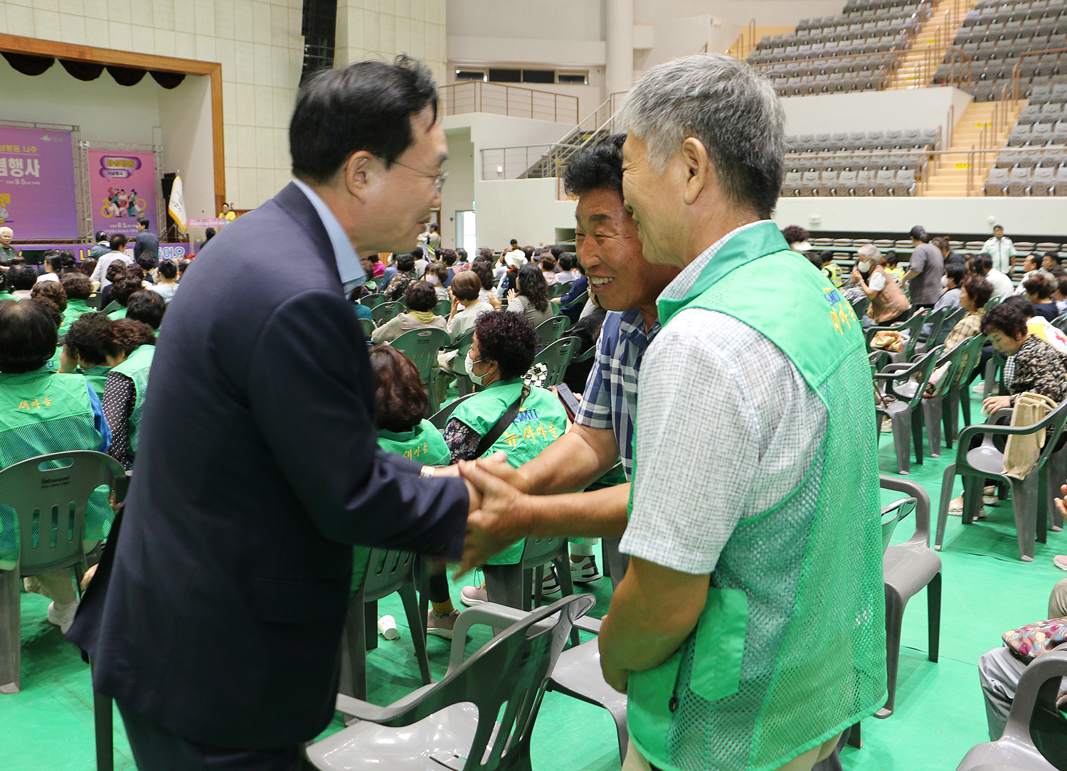 2024년 양성평등주간 기념식 나주시장과 남성 회원들이 인사를 나누며 대화를 하고 있는 모습