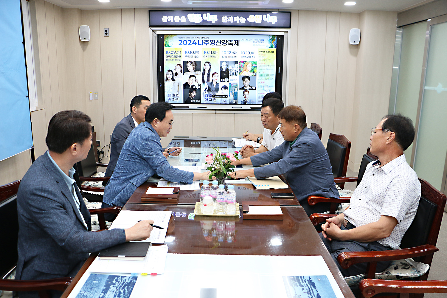 시민 직소상담실 운영의 날 측면에서 촬영한 민원인과 나주시장의 대하 모습