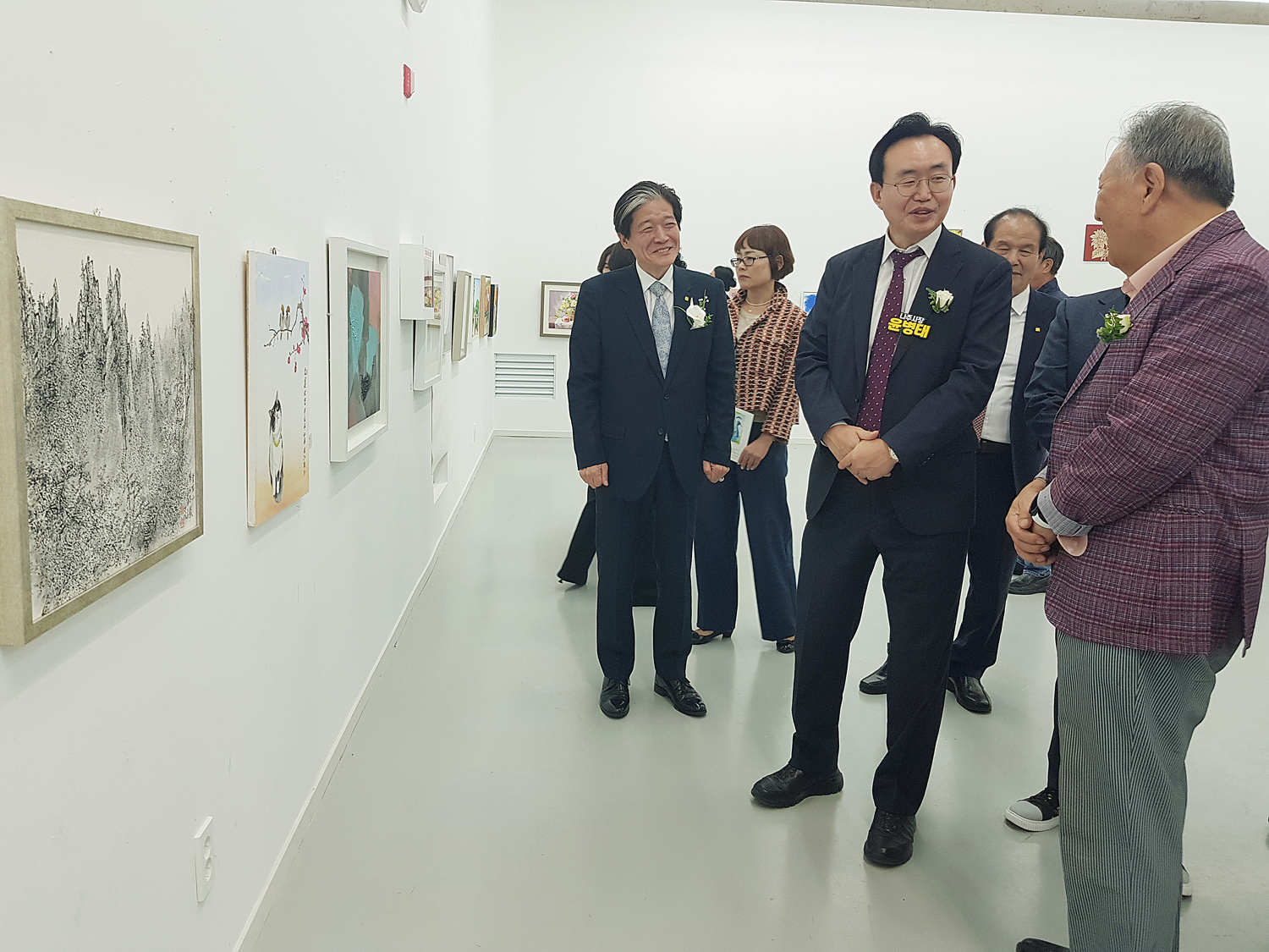 한국창조미술협회 전국회원 및 중진작가 초대전 나주시장이 전시장에서 라운딩을 하며 작품에 대해 설명을 듣고 있는 모습