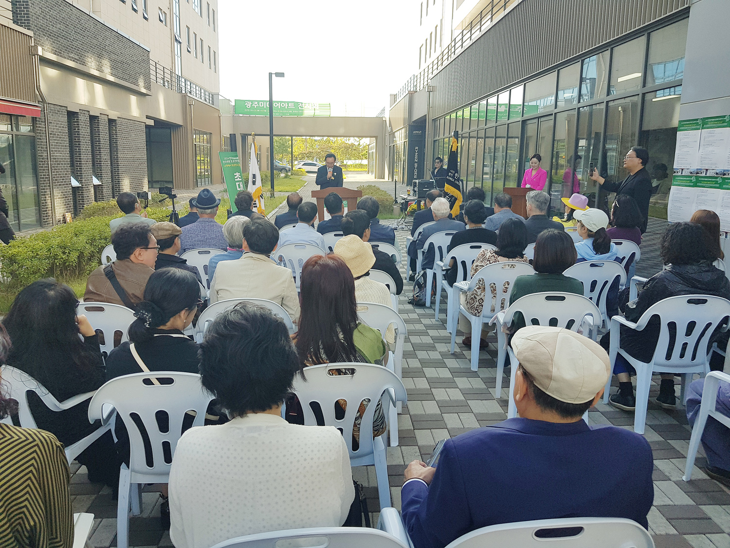 한국창조미술협회 전국회원 및 중진작가 초대전 나주시장의 축사모습과 참석자들의 앉아 있는 뒷모습