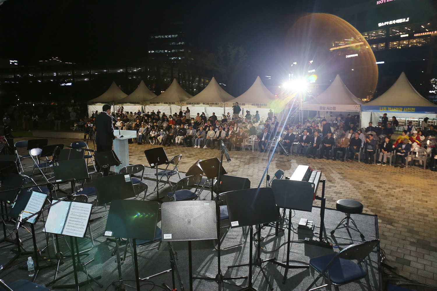 제9회 나주공연 예술제 축사를 하고 있는 나주시장 뒷편에서 촬영한 모습 참석자들의 앞모습이 보인다