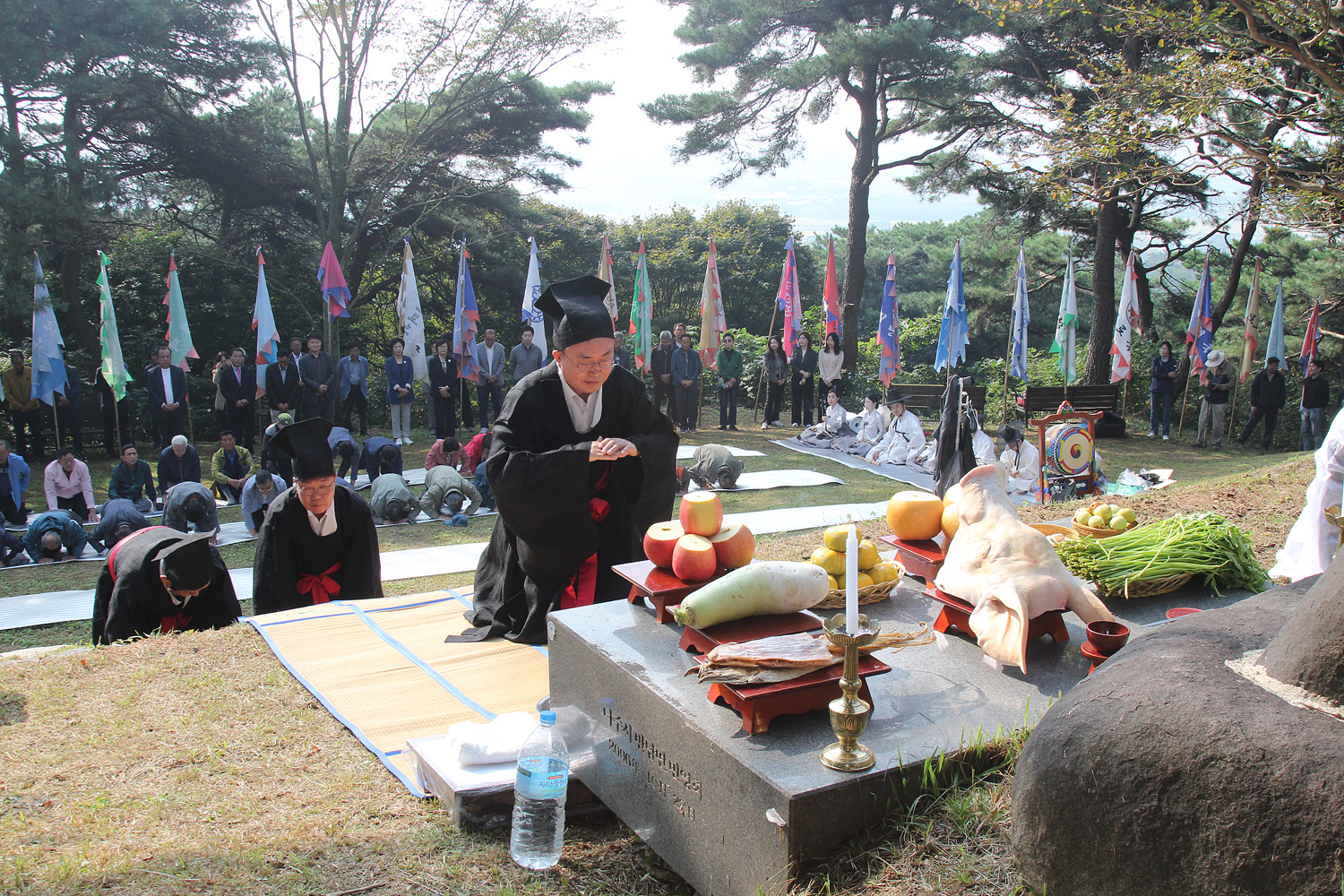 자미산 천제 나주시장이 천제단 앞에서 무릎을 꿇고 절을 하고 있는 모습