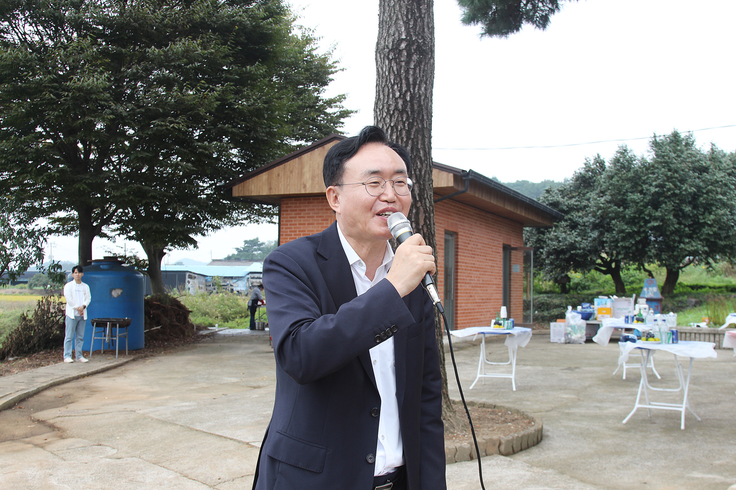 문평면 옥당리 금옥마을 우산각 준공식 나주시장이 우산각 옆에서 마이크를 잡고 축사를 하고 있는 모습