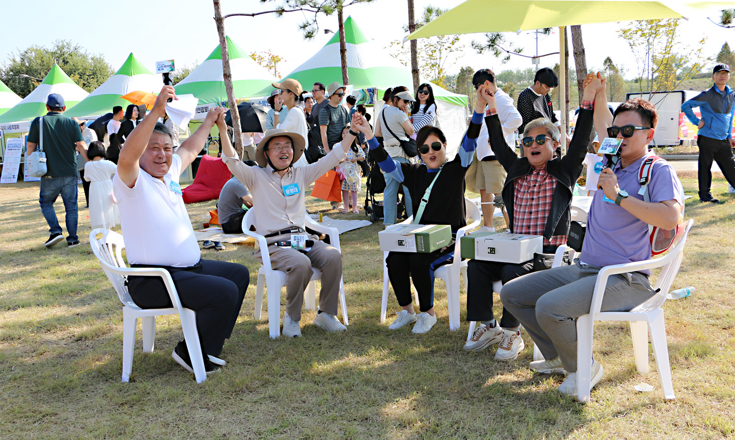 영산강축제 김성한, 신조한의 나퀴즈 나주 나주시장과 김성한, 신조한 진행자와 관광객 2명이 의자에 앉아 손을 잡고 만세를 하고 잇는 모습