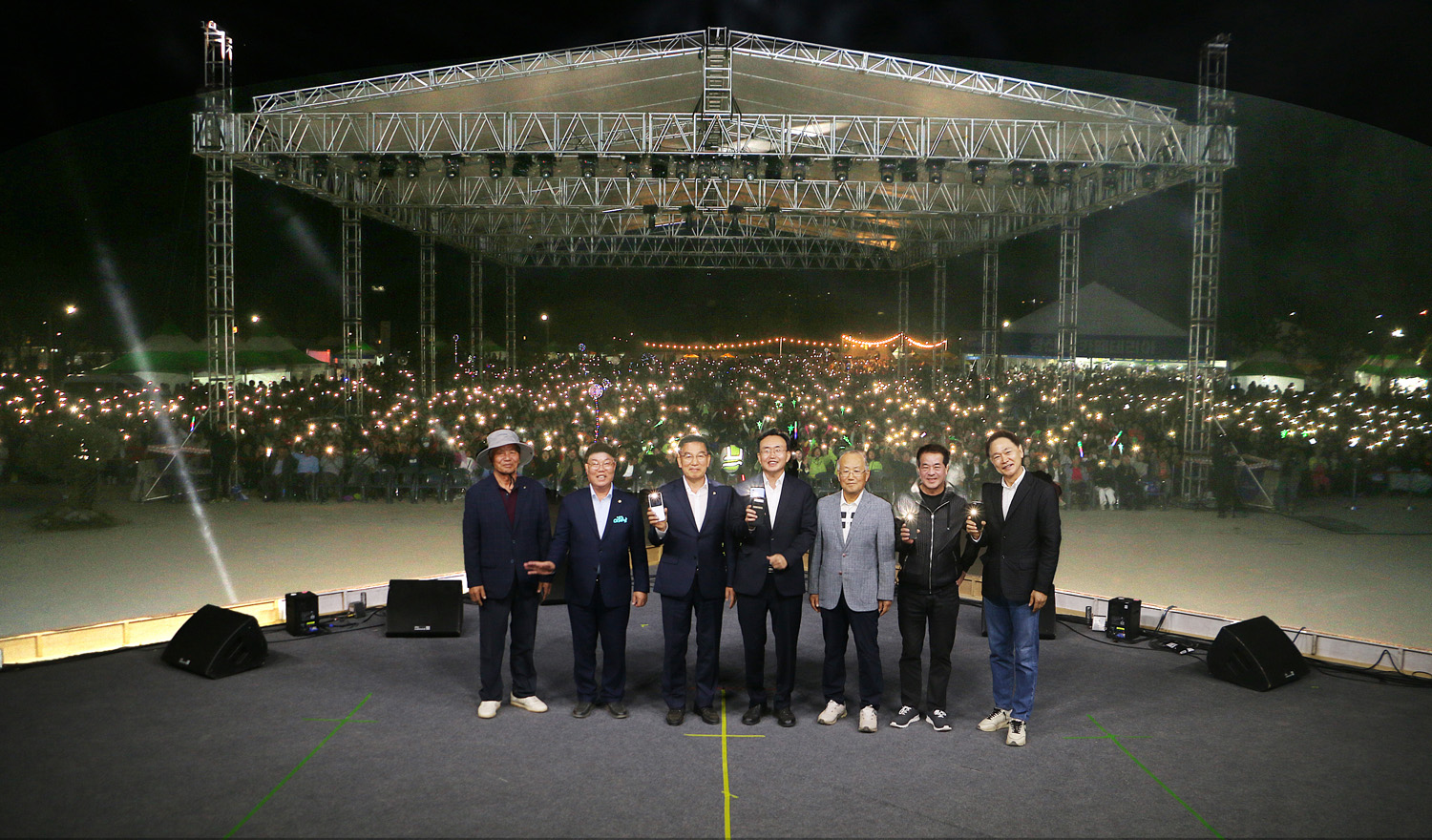 영산강축제 폐막식 나주시장과 국회의원, 나주시의회 의장, 축제추진위원장, 축제기회감독 등이 주무대에서 뒤돌아 서서 관객석의 시민들과 함께 기념촬영을 하고 잇는 모습