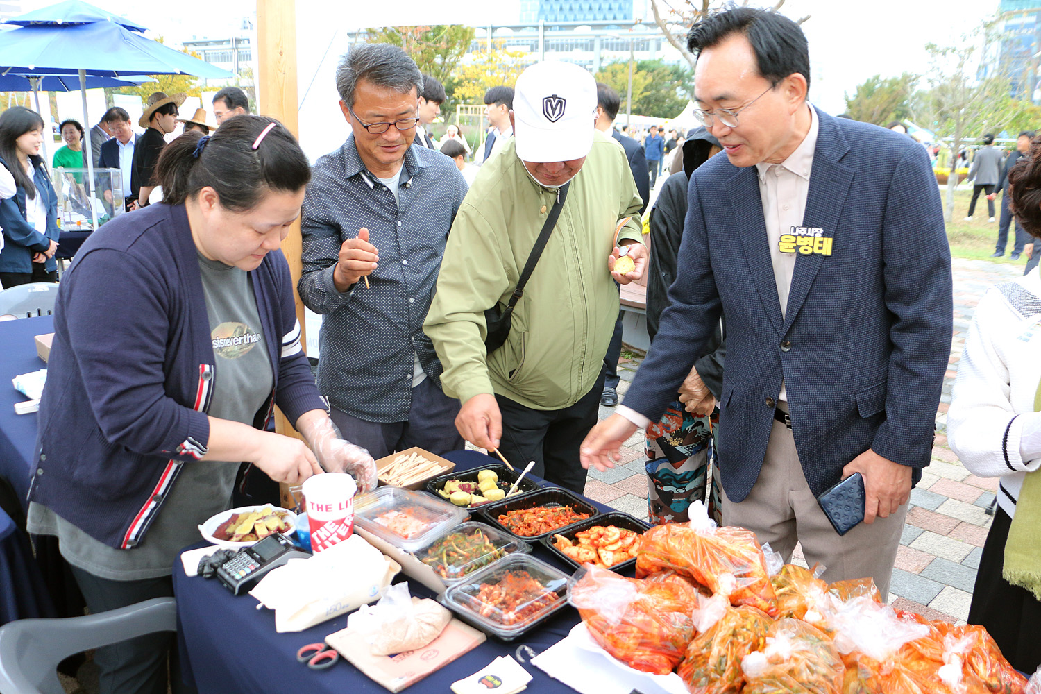 제10회 빛가람 페스티벌 개막식 나주시장이 행사장 김치를 판매하는 부스에서 김치 시시을 하고 있는 모습