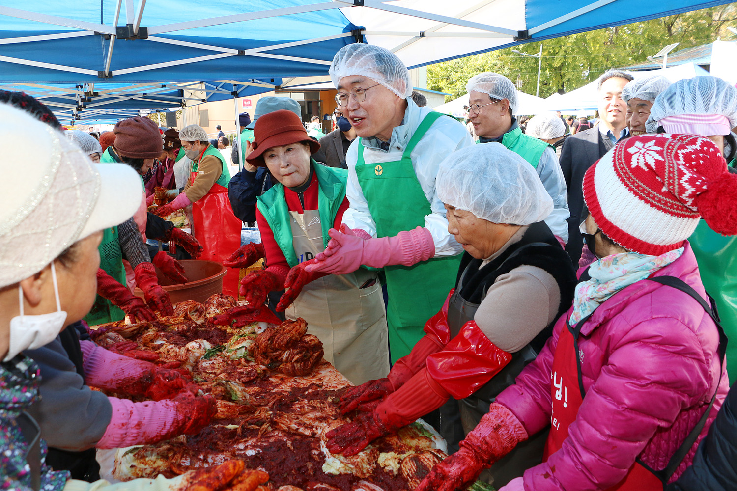 새마을부녀회 사랑愛 김장나눔 나주시장이 김장을 하고 있는 부녀회원들과 대화를 나누는 모습