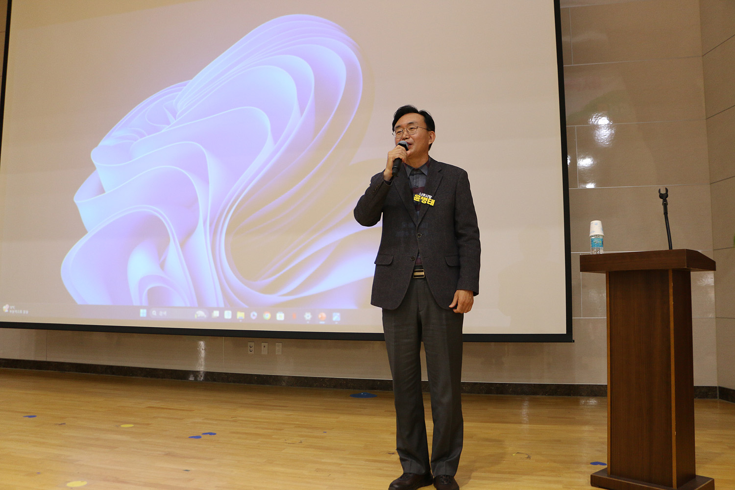 다시농협 여성조합원 교육 나주시장이 무대 위에서 강의 전 인사말을 하고 있는 모습