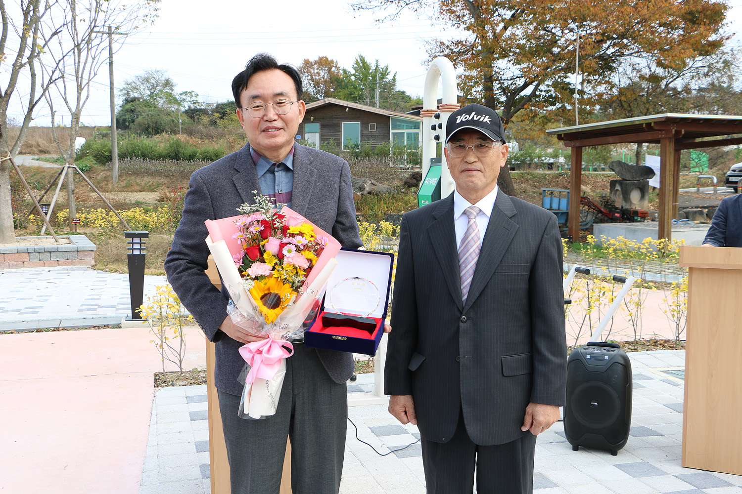 왕곡 방축 마을만들기 사업 준공식 나주시장이 감사패를 받고 관계자와 함께 기념촬영을 하고 있는 모습