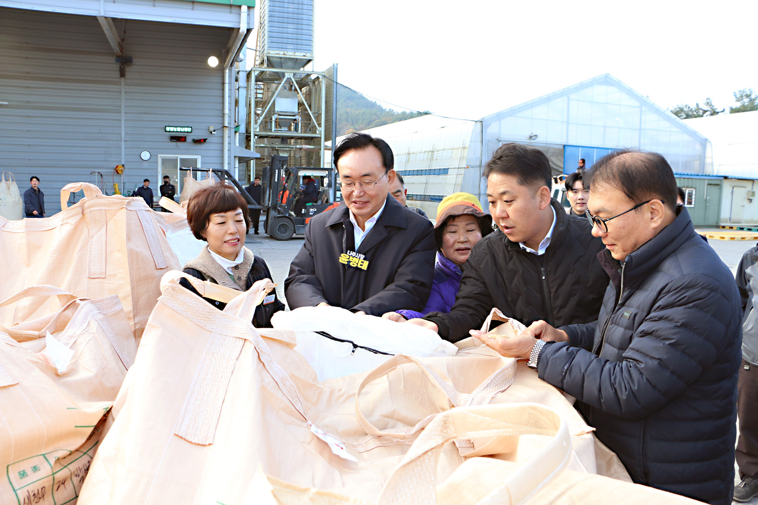 봉황농협 APC 수매현장 방문 나주시장과 여성 농민 마을 지아이 톤백의 미곡을 살표 보고 있는 모습