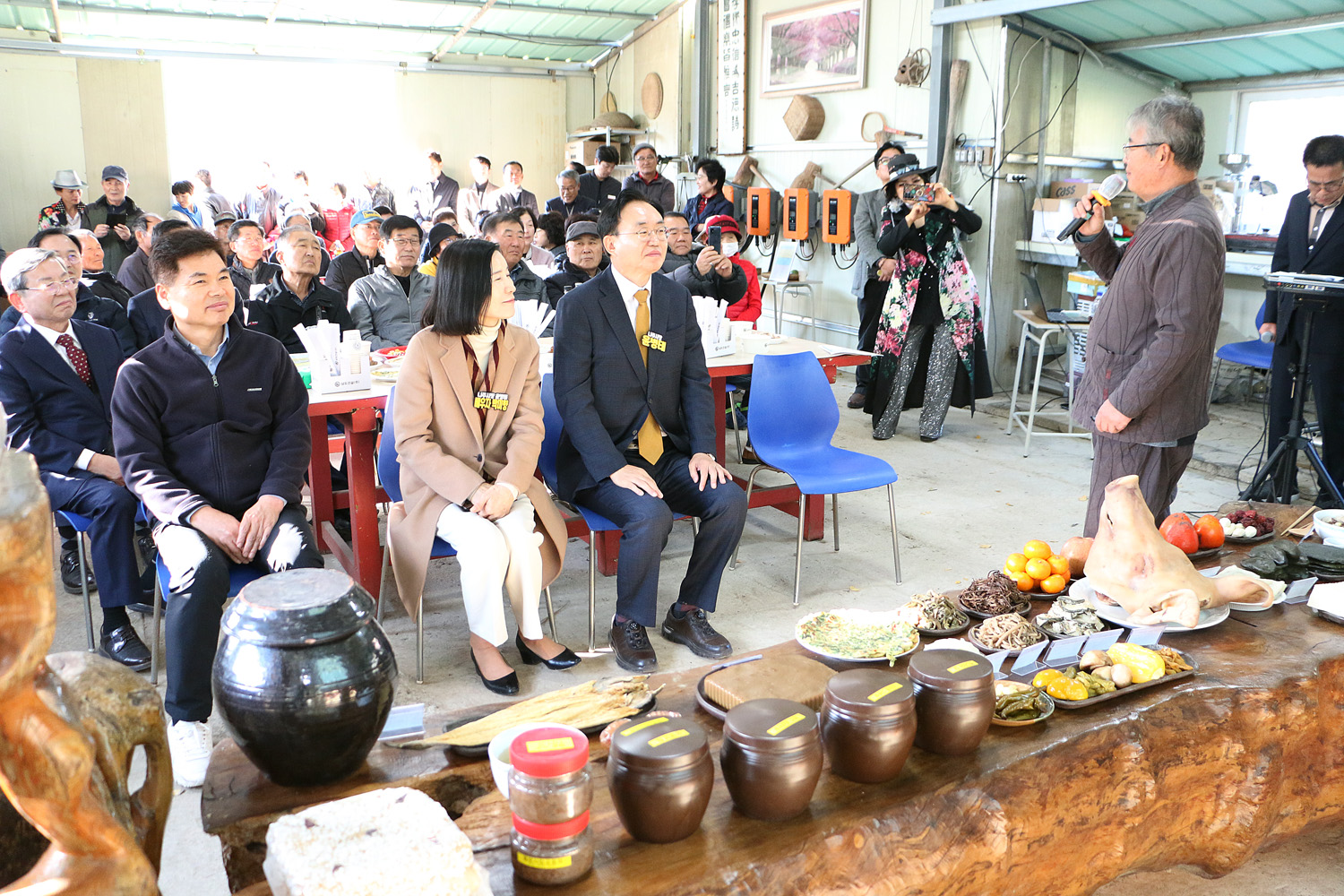 문평면 용문사랑공동체 발표회 나주시장과 배우자가 관계자의 마을 설명을 듣고 있는 모습