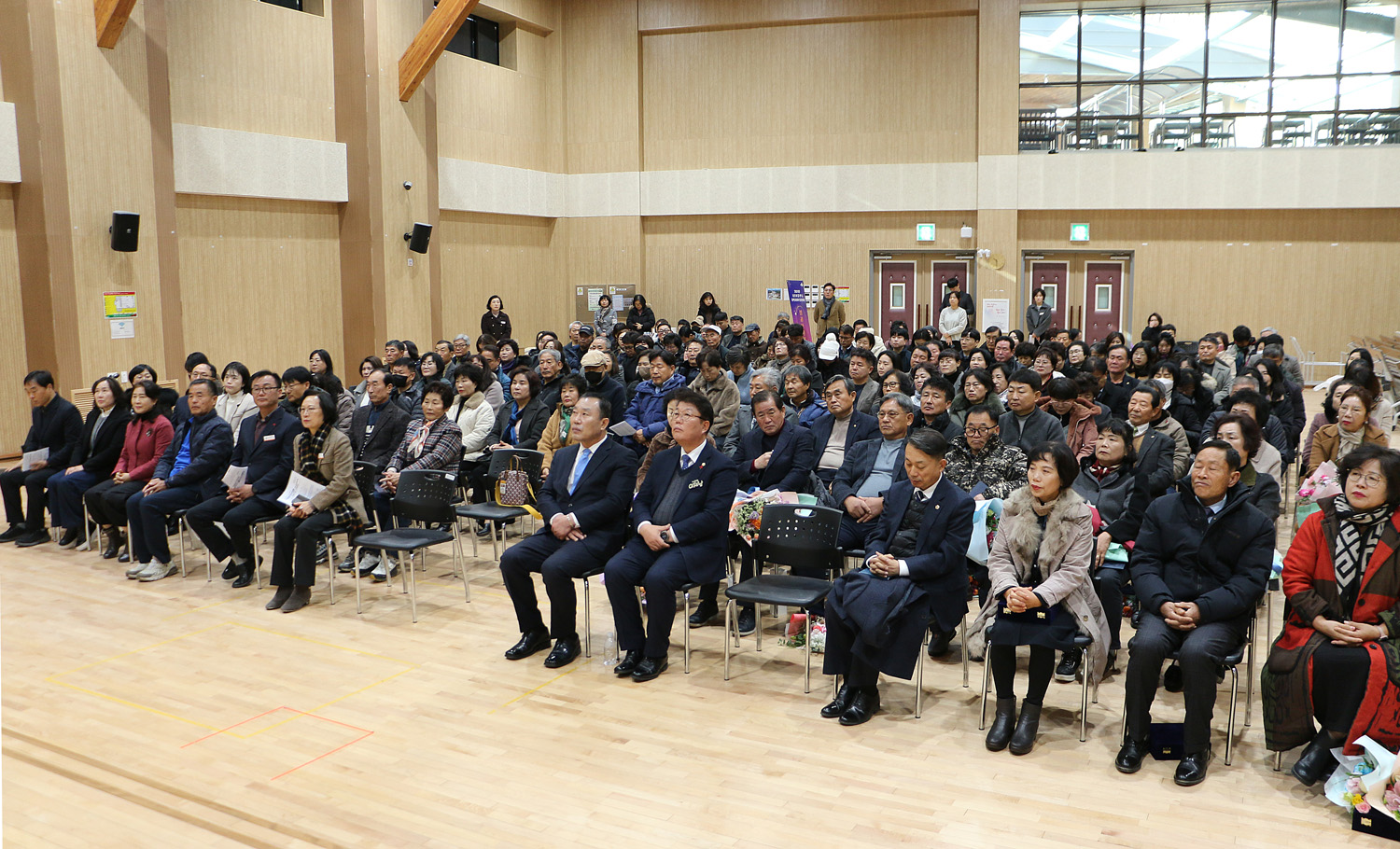 읍면동 지역사회보장협의체 성과보고회 참석자들이 앉아 있는 모습