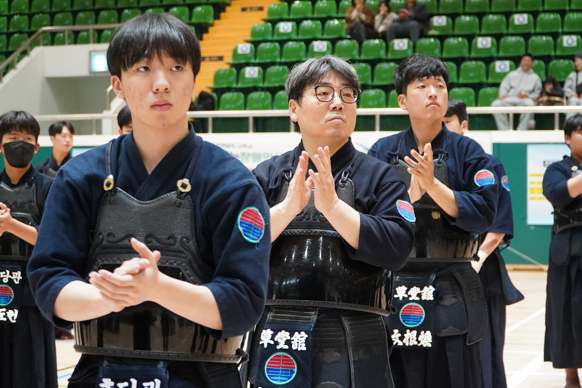 검도복을 입고 박수를 치고 있는 남성들 클로즈업 사진