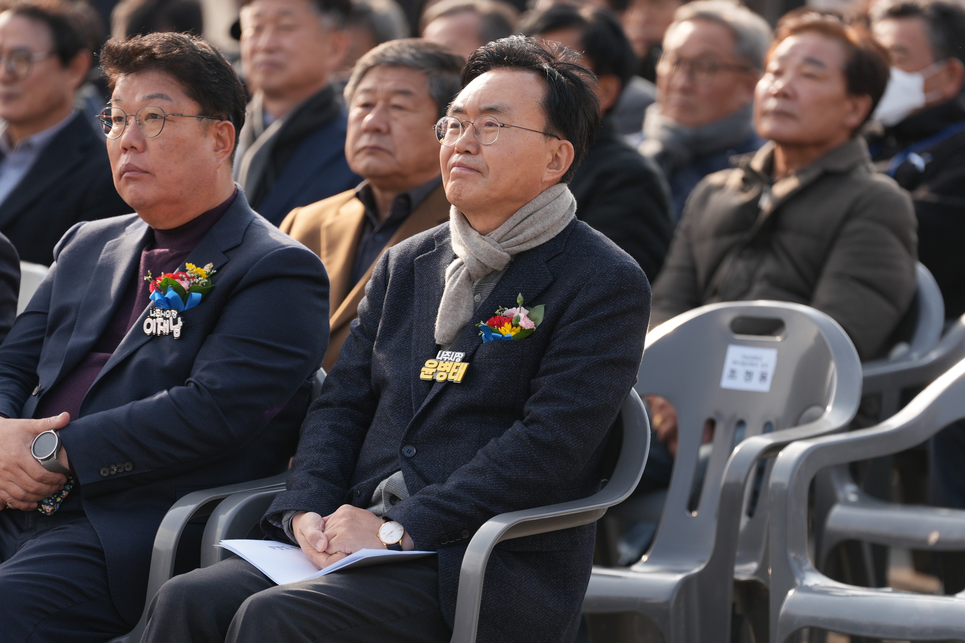  푸드테크 연구지원센터 건립기공식에 참석하여 경청하는 나주시장 윤병태 클로즈업