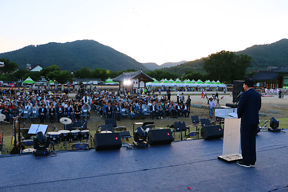 나주문화제 야행 개막식 무대 좌측 뒷편에서 참석자들의 앉아있는 모습 전면이 보이고 나주시장의 축사 모습