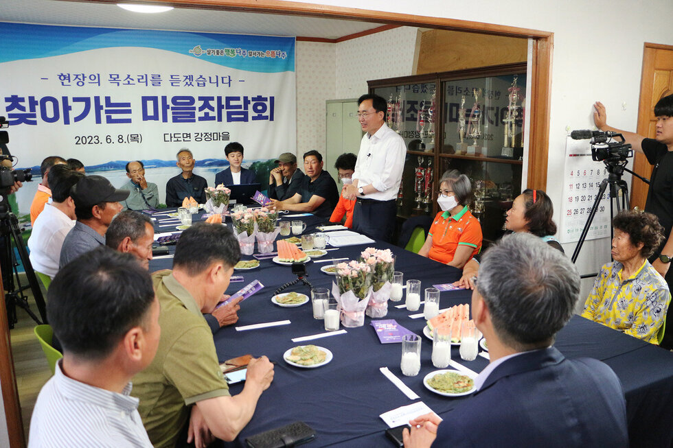 찾아가는 마을좌담회 참석한 마을 주민분들의 앉아 있는 모습이 보이고 나주시장이 자리에 서서 인사말을 하고 있는 모습 좌측면에서 촬영