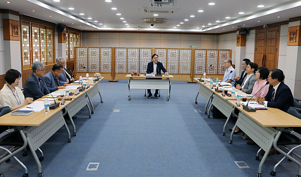 문열공 김천일선생 유적관리위원회 회의 회의장 정면에서 촬영한 회의 모습