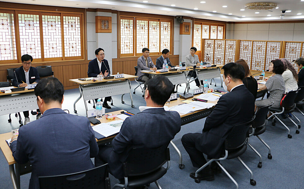 축제추진위원회 회의 나주시장이 인사말을 하고 있는 모습 우측변에서 촬영함