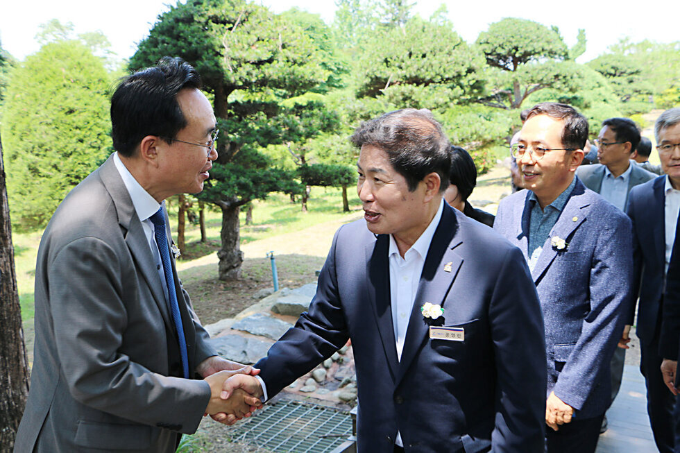 제6차 전남 시장, 군수 협의회 정례회 모든 행사가 끝난 후 나주시장이 타 시, 군의 장들에게 악수를 하며 배웅을 하는 모습