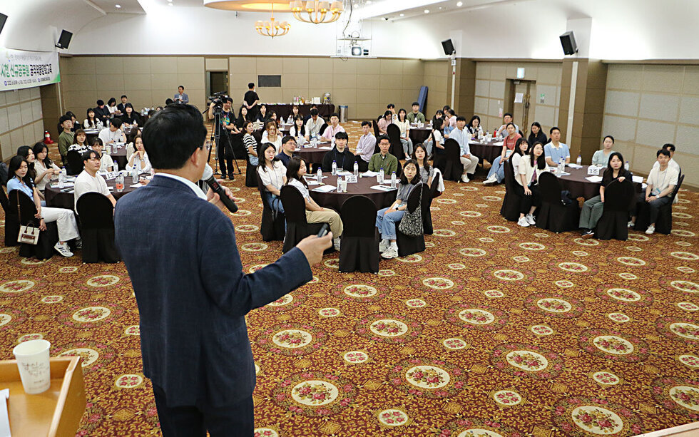 신규임용자 공직역량 강화 교육 신규직원들의 앉아 있는 앞모습이 보이고 나주시장이 강의를 진행하고 있는 뒷모습 