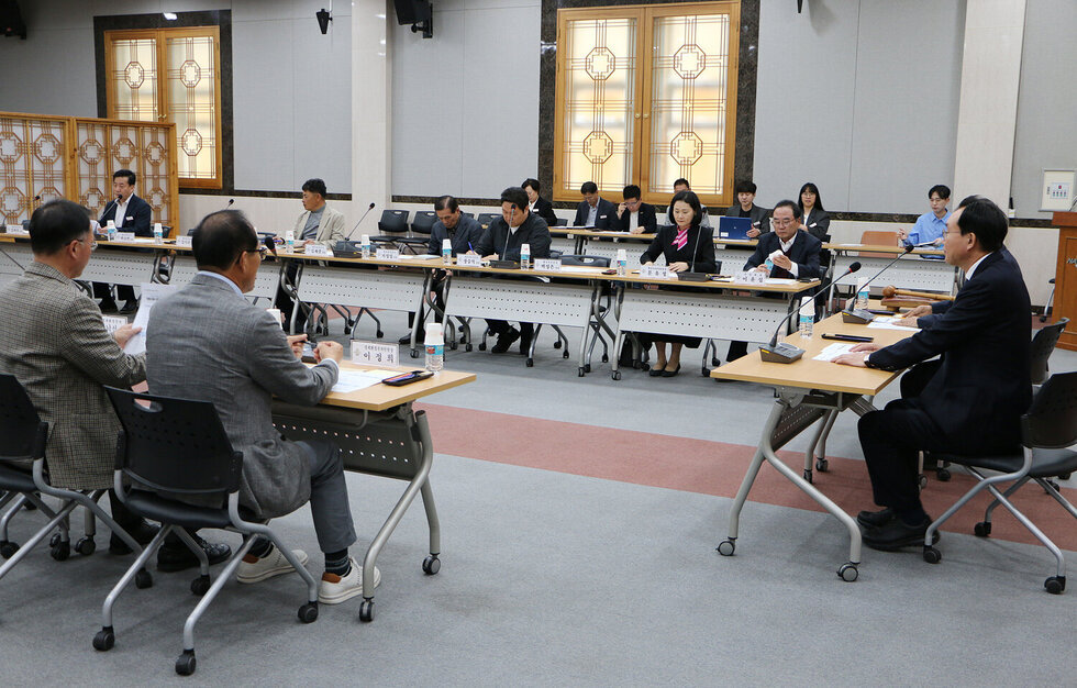 나주시 시민권익위원회 정기회의 회의실 앞쪽 좌측면에서 촬영한 회의 모습