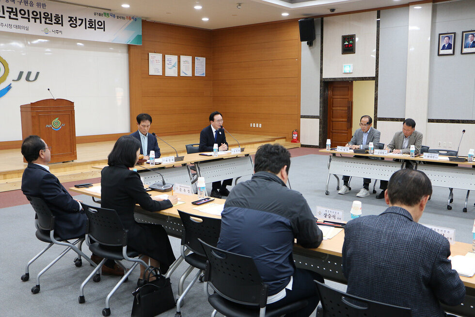 나주시 시민권익위원회 정기회의 우측면에서 촬영한 회의 모습