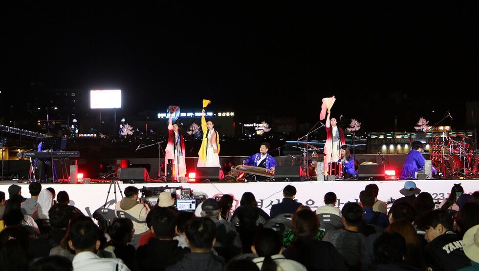 영산강 가을 밤 풍경이 어우러진 2023나주축제 영산강은 살아있다 무대 공연