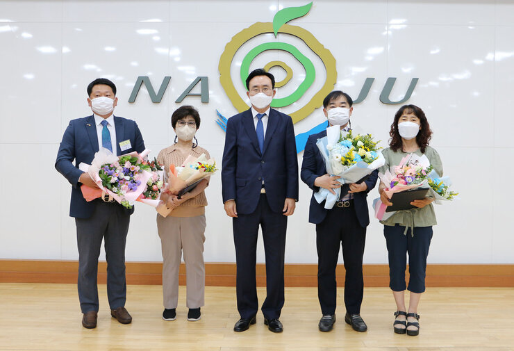 정례조회에서 꽃다발을 든 수상자들과 나주시장의 기념촬영모습