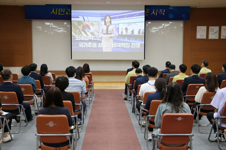 정면에서 바라본 영상시청 모습