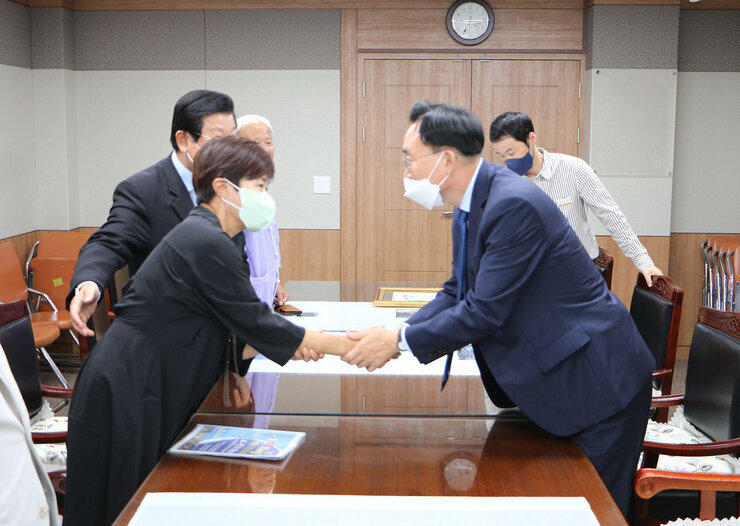 5.18 기념일 지정 엠블렘 전달식