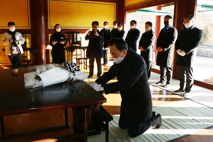 2023년 현충탑, 정렬사 참배 나주시장 정렬사 헌화 모습