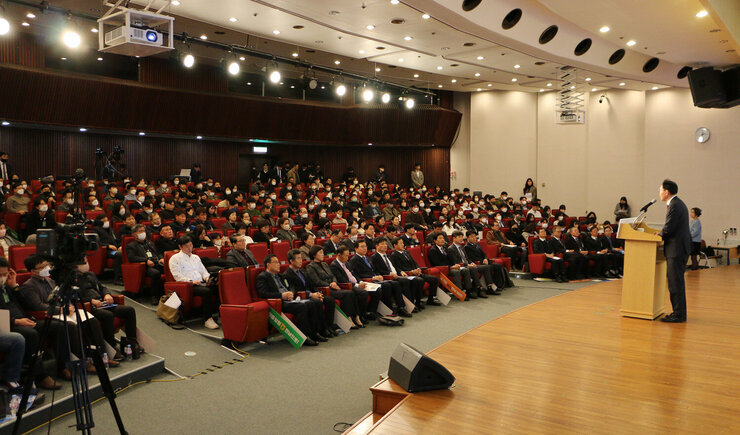 전체 참석자 모습 나주시장 축사 모습 수도권 공공기관 전남 이전 국회토론회