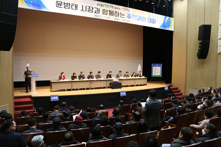 송월동, 금남동, 성북동 주민과의 대화 나주시장의 답변하는 모습