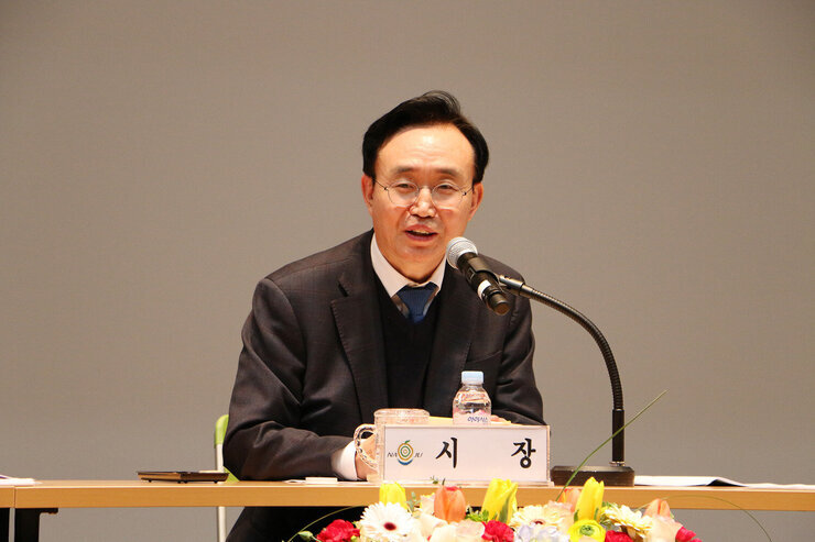송월동, 금남동, 성북동 주민과의 대화 대화장 좌측면에서 주민의 질의하는 모습, 답변석의 나주시장도 보임