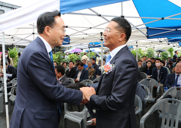 광성수출포장(주) 공장 준공식 나주시장과 공장대표의 악수하는 모습