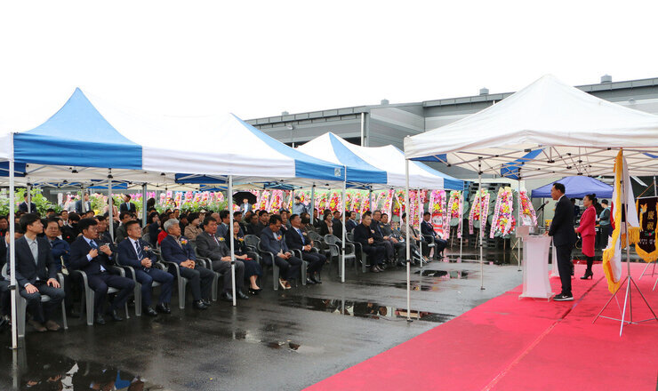 광성수출포장(주) 공장 준공식 참석자들의 얼굴이 보이고 나주시장의 측면 모습이 보이는 축사모습