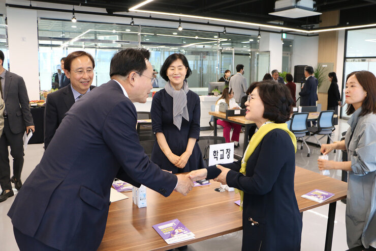 나주 진로진학상담센터 개소식 및 업무협약식 나주시장이 참석한 관계자와 악수를 하고 있는 모습