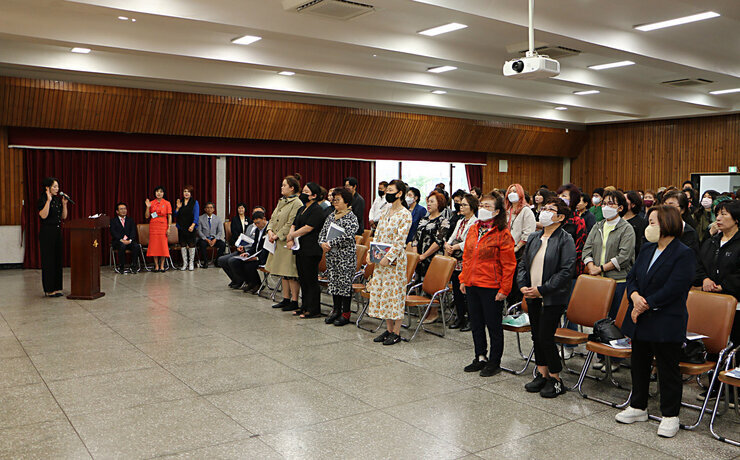 나주시 미용협회 위생교육 및 정기총회 시민회관 강당에서 미용협회 회원들이 선서를 하고 있는 모습