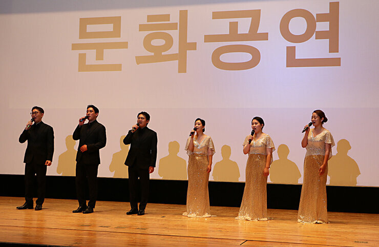 6월 중 정례조회 무대 위 나주시립합창단의 문화공연 모습